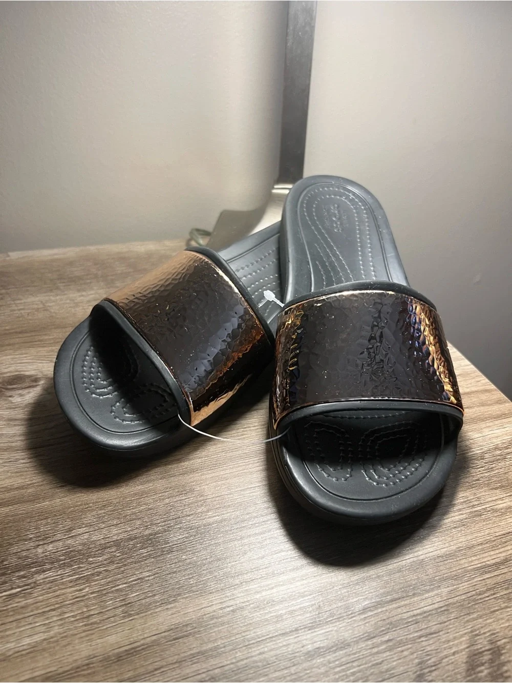 CROCS Kids Metallic Rose Gold and Black Slide Sandals stock (13)